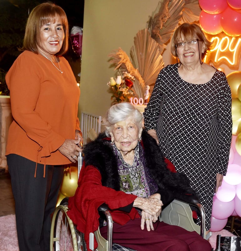La “Abuela Chini”, junto a Zulema Fernández y Filomena de Meza.