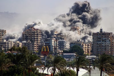 Humo se eleva sobre la ciudad de Tiro, Líbano, luego de un bombardeo israelí el martes.