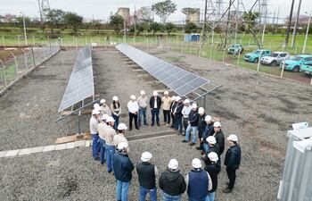 En la Central Acaray reutilizan torres de alta tensión  como estructuras para paneles solares.