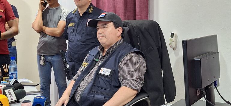 Conferencia realizada por el director del Centro de Rehabilitación Social (Cereso), de Itapúa, Pedro Rodas, para desmentir al ministro de Justicia. Fotos: Sergio González, 02-10-2023