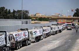 Camiones con ayuda humanitaria en el paso fronterizo entre Egipto y Gaza, en Rafah. (Imagen de archivo)