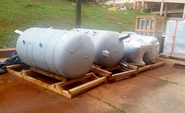 Tanques para el almacenamiento de oxígeno “tirados” en la parte posterior de  la sede previsional.