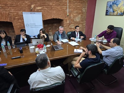 Reunión del titular de la ANDE Félix Sosa y su equipo con los diputados integrantes de la Comisión de Entes Binacionales.