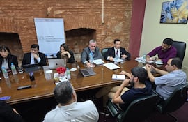 Reunión del titular de la ANDE Félix Sosa y su equipo con los diputados integrantes de la Comisión de Entes Binacionales.