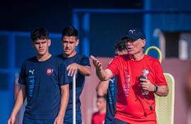 Ariel Holan, entrenador de Cerro Porteño, dirigiendo la sesión de entrenamiento azulgrana, en la sede de La Nueva Olla, en Barrio Obrero.