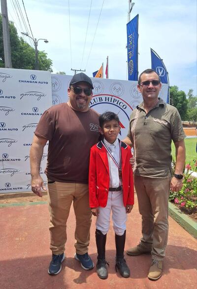 Cnel. Osmar Ortiz (i), titular del club, Santino Rodríguez ganador en 0,70 metro Menor y su padre Nelson.