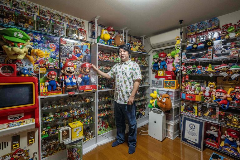 El coleccionista de Super Mario, Kikai, posa para fotografías antes del 40 aniversario de la mascota de Nintendo, en su residencia en Mishima, prefectura de Shizuoka.