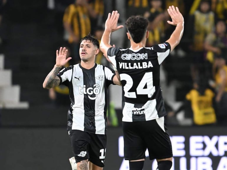 Elvio Vera (i), jugador de Libertad, celebra un gol en el partido frente a Guaraní por la fecha 14 del torneo Clausura 2026 de la Primera División de Paraguay en el estadio La Huerta, en Asunción, Paraguay.