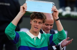 Pese a perder el domingo la final de Roland Garros frente a Carlos Alcaraz, el italiano Jannik Sinner aumenta su ventaja al frente de la clasificación de la ATP, ahora con 2.030 puntos sobre el español, según la clasificación publicada este lunes.