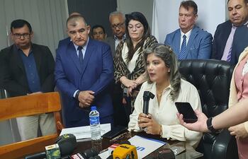 La intendenta interina de Ciudad del Este, María Portillo, durante la conferencia de prensa.