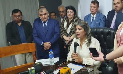 La intendenta interina de Ciudad del Este, María Portillo, durante la conferencia de prensa.