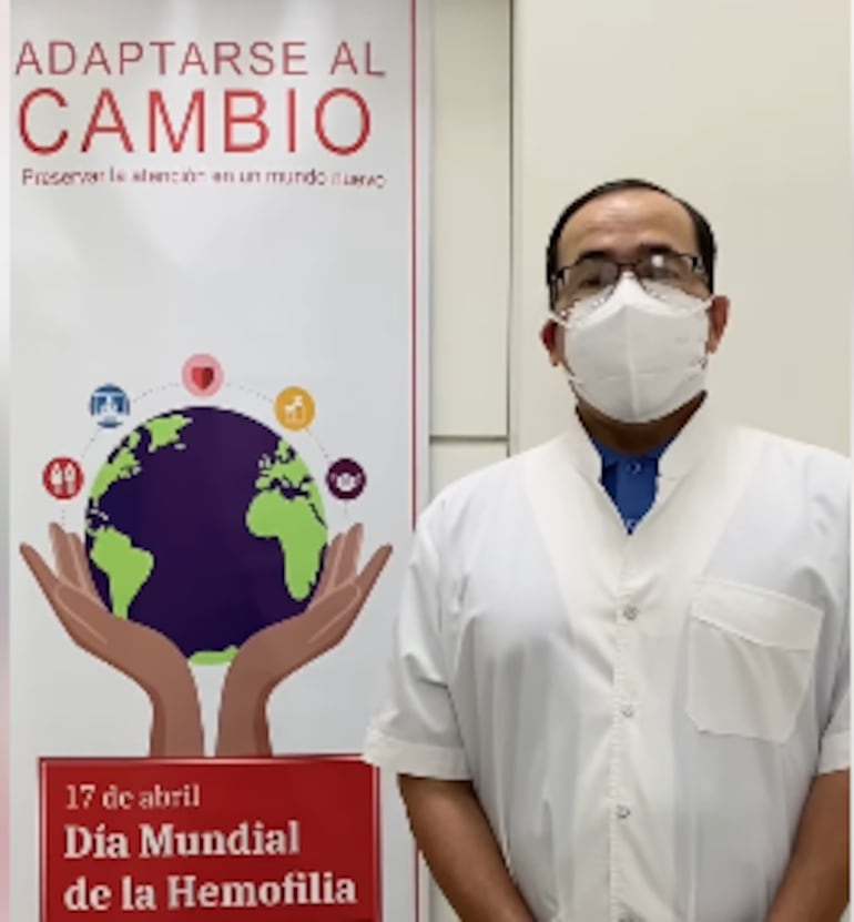 Doctor Gustavo Fernández, hematólogo y exdirector del IPS Ingavi, en un video difundido por el mismo Hospital Central durante la pandemia.