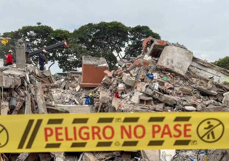 Rescatistas realizan labores de búsqueda en los escombros del edificio Torres del Limonar, destruido por el terremoto del pasado lunes, en Cali (Colombia).