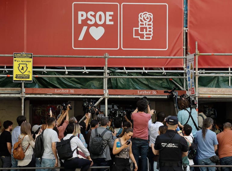 Medios de comunicación de España frente a la sede del Partido Socialista Obrero Español (PSOE), en Madrid.