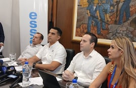 Luis Fernando "Luifer" Bernal (2do. izq), junto a Anuar Gossen (3ro.der), junto a otras autoridades de la Essap.