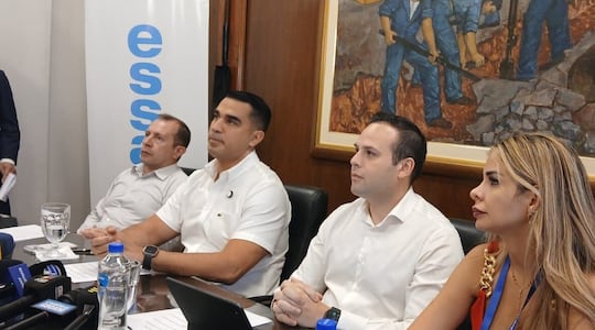 Luis Fernando "Luifer" Bernal (2do. izq), junto a Anuar Gossen (3ro.der), junto a otras autoridades de la Essap.