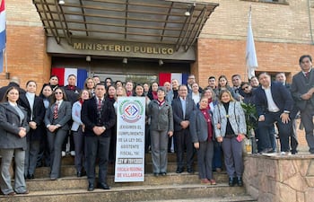Asistentes fiscales en Villarrica exigen el cumplimiento de la ley de reajuste salarial frente a la fiscalía.