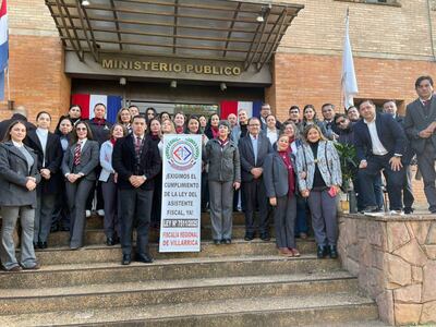 Asistentes fiscales en Villarrica exigen el cumplimiento de la ley de reajuste salarial frente a la fiscalía.