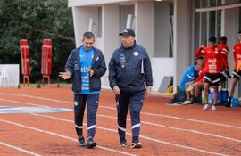 El seleccionador Sub 23, Carlos de los Santos Jara Saguier (73 años), junto a sus asistente técnico Jorge Martín Núñez Mendoza (46).