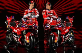 Marc Márquez (der.) y Francesco Bagnaia serán los pilotos oficiales de Ducati.