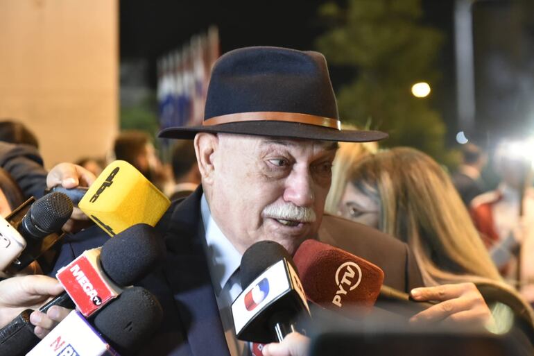 El expresidente de la República, Luis Ángel González Macchi llega al Congreso para escuchar el informe de gestión del presidente Santiago Peña.