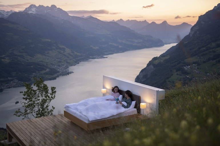 Vista de la cama del hotel Zero Star, de los artistas suizos Frank y Patrik Riklin, en el alp Luesis sobre Walenstadt, Suiza.