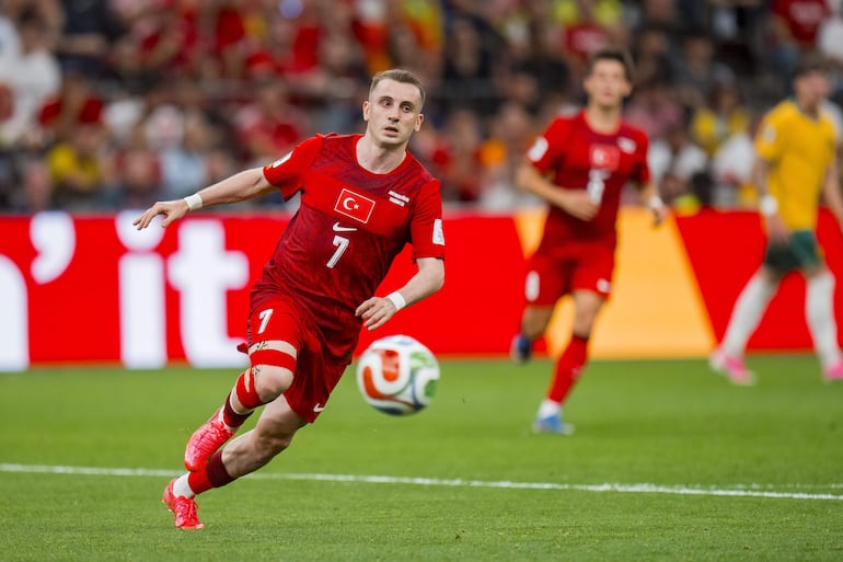 Kerem Aktürkoğlu de Turquía corre tras un balón dividido en el primer tiempo durante el partido de la fase de grupos de la Copa Mundial de la FIFA 2026 entre Australia y Turquía, en Vancouver, Canadá.