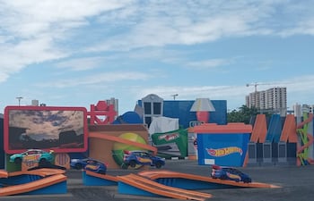 Saltos imposibles, derrapes al límite y precisión milimétrica realizan los pilotos del Hot Wheels Epic Show, convirtiendo la pista en un espectáculo de pura adrenalina.