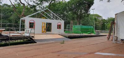 La instalación de la Villa Navideña de Itaipú está en marcha.