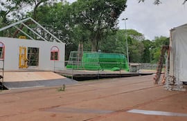 La instalación de la Villa Navideña de Itaipú está en marcha.