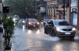autos bajo la lluvia
