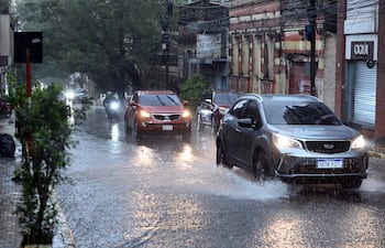 autos bajo la lluvia