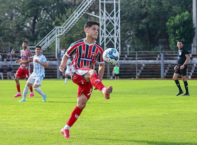 El volante argentino Juan Francisco "Poni" Esteche (24 años), del Atlético Tembetary, se dispone a controlar el balón durante el partido de este sábado en el Parque del Guairá, en Villarrica.