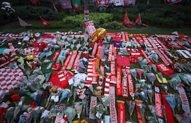 LIVERPOOL (United Kingdom), 03/07/2025.- Homenajes al futbolista Diogo Jota en Anfield, la casa del Liverpool FC en Liverpool, Reino Unido, el 3 de julio de 2025. Jota falleció en un accidente automovilístico en España junto con su hermano Andre Silva el 3 de julio de 2025.
