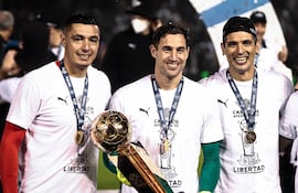 El portero Martín Silva, en medio de los históricos atacantes, Óscar "Tacuara" Cardozo y Roque Santa Cruz, quienes tampoco seguirán en Libertad.