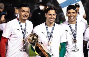 El portero Martín Silva, en medio de los históricos atacantes, Óscar "Tacuara" Cardozo y Roque Santa Cruz, quienes tampoco seguirán en Libertad.