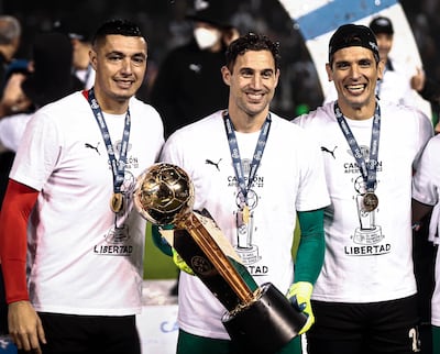 El portero Martín Silva, en medio de los históricos atacantes, Óscar "Tacuara" Cardozo y Roque Santa Cruz, quienes tampoco seguirán en Libertad.