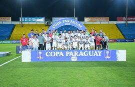 Jugadores, dirigentes e integrantes del staff de Nacional posan con sus medallas y plaqueta que recibieron por el tercer puesto.