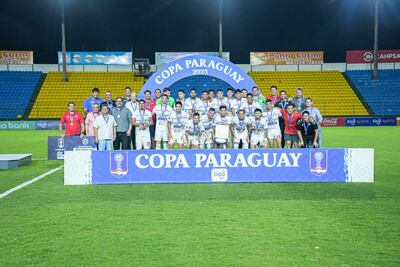 Jugadores, dirigentes e integrantes del staff de Nacional posan con sus medallas y plaqueta que recibieron por el tercer puesto.