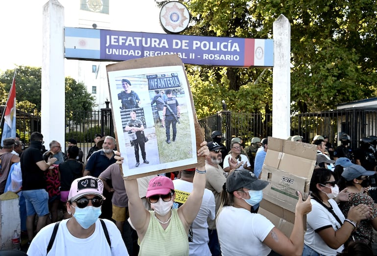 Familiares de policías se manifiestan en reclamo a los incrementos salariales y mejores condiciones laborales, este martes, en la Jefatura de Policía de Santa Fe, en Rosario (Argentina). EFE/ Sebastián Granata
