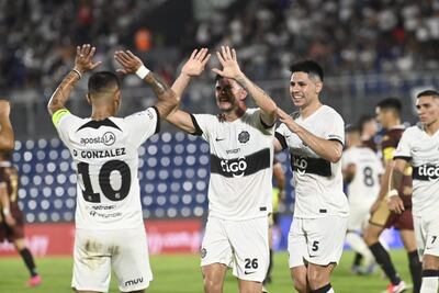 Junior Barreto (26), futbolista de Olimpia, celebra un gol en el partido ante Nacional por la tercera jornada del torneo Apertura 2024 del fútbol paraguayo en el estadio Defensores del Chaco, en Asunción.