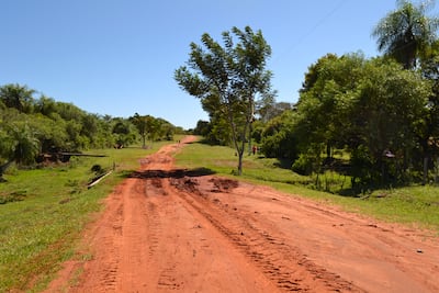 Camino de tierra Paso Mboreví, distrito de San Ignacio. (imagen referencial de un camino vecinal).