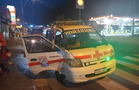 Ambulancia que trasladaba a un herido chocó sobre la PY02
