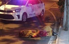 Los restos de Alcides Torres Sosa quedaron tendidos sobre el asfalto. Según testigo, tras sufrir la puñalada caminó unos metros y luego cayó muerto.