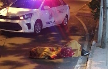 Los restos de Alcides Torres Sosa quedaron tendidos sobre el asfalto. Según testigo, tras sufrir la puñalada caminó unos metros y luego cayó muerto.