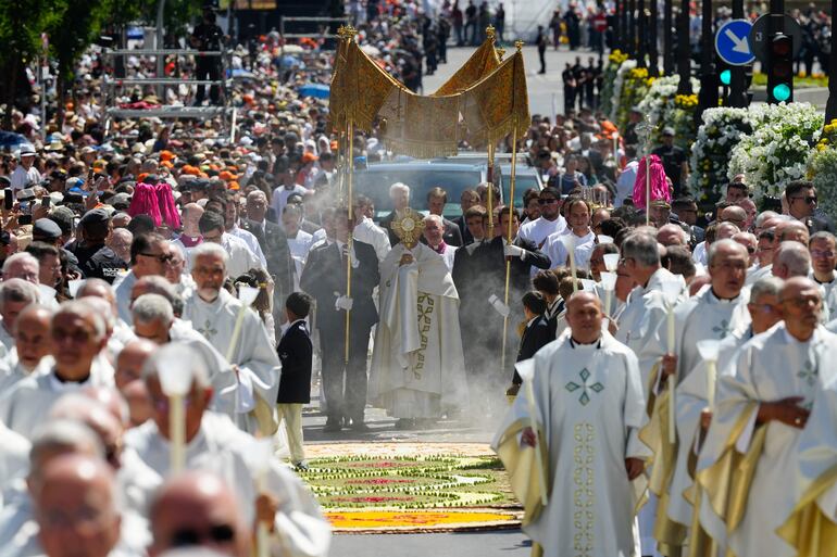 El papa León XIV durante la procesión del Corpus Christi tras la misa oficiada este domingo en la Plaza de Cibeles de Madrid. 
