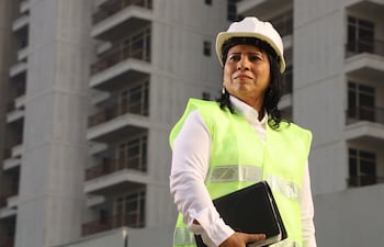 Concepto de mujer ingeniera.