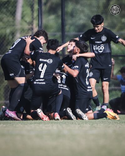 Festejo de los franjeados en Parque Azulgrana de Ypané