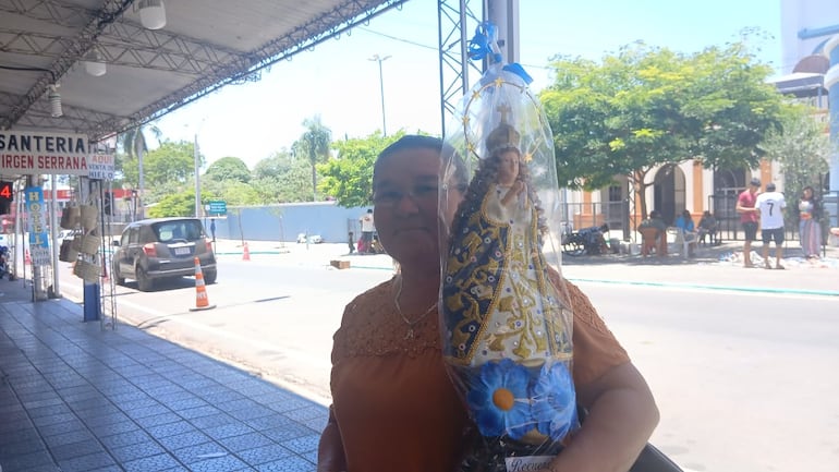 Los visitantes optan por llevar las imágenes medianas, consideradas las más prácticas y fáciles de transportar.