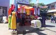 Un puesto informal de venta de ropa en una esquina en la zona del Mercado Municipal de San Lorenzo.
